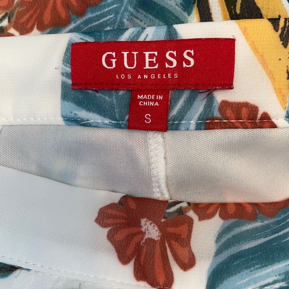 NWOT Guess Uri Tropical Floral Walk-through Shorts & Train Size Small - Picture 2 of 8